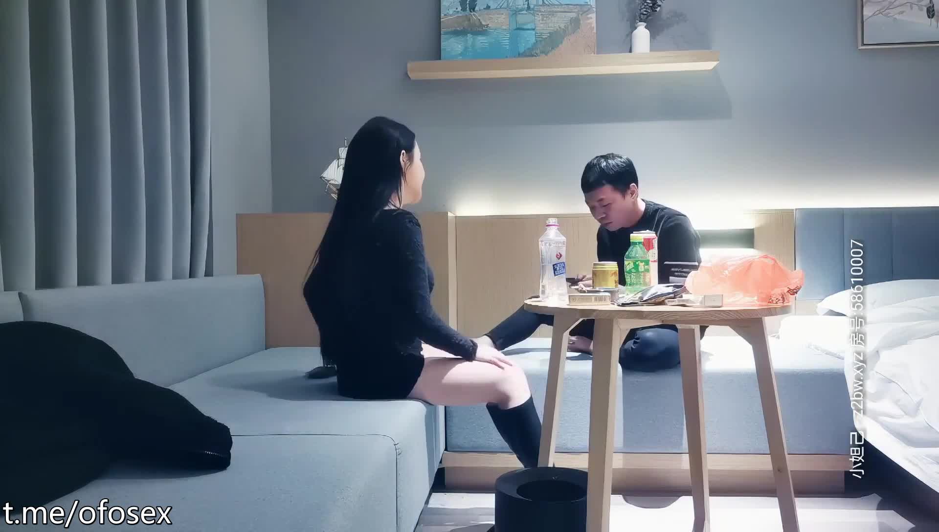 大胸粉嫩摁倒在床舔，娇喘魅惑物超所值