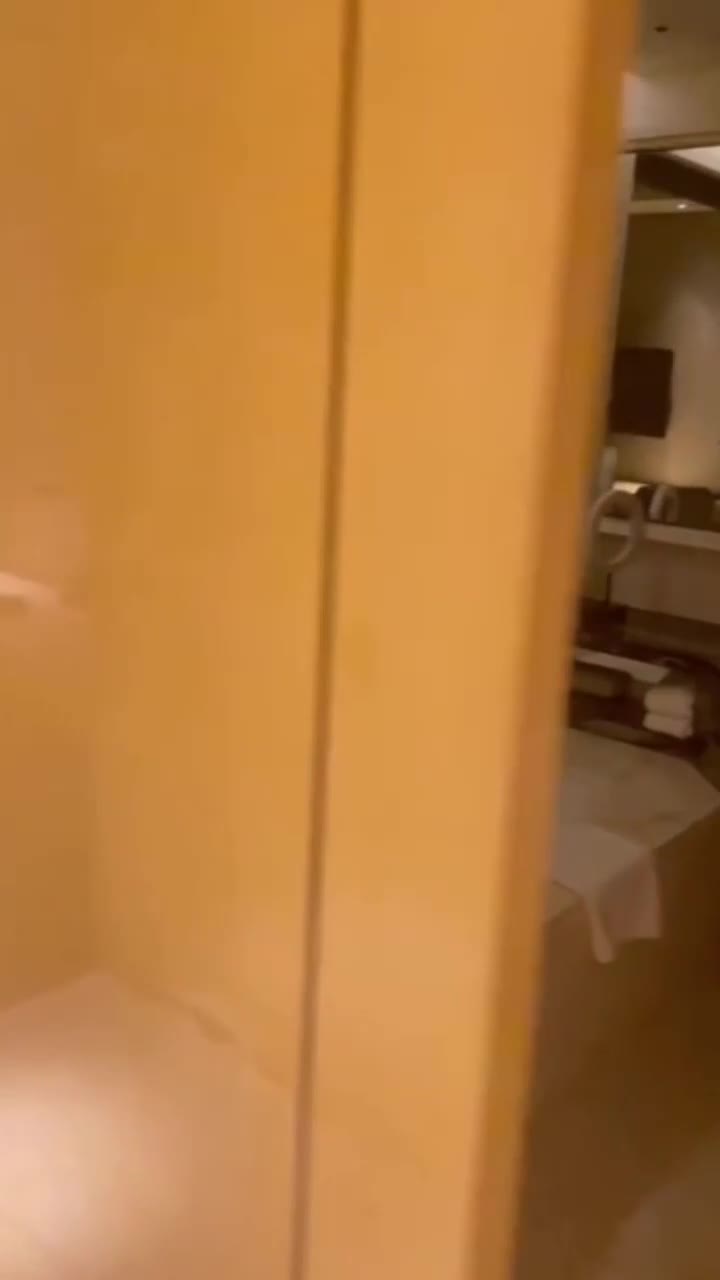 完了，芭比Q啦，酒店只剩一间房！赵老师；是不是你故意设计好的，中间放个枕头睡呗男；我怕最后把持不住犯罪！精彩对白！群内不仅可以找后续和bt资源，还有你想的那种资源