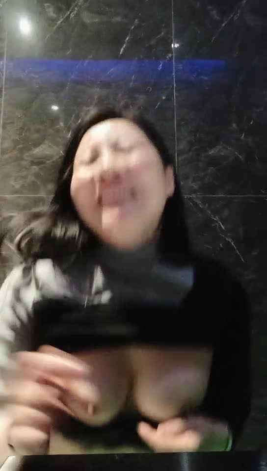 夜场淫乱盛宴，少妇约附近人，小伙相约，厕所撒尿直播，喊进来无套啪啪插骚穴好满足