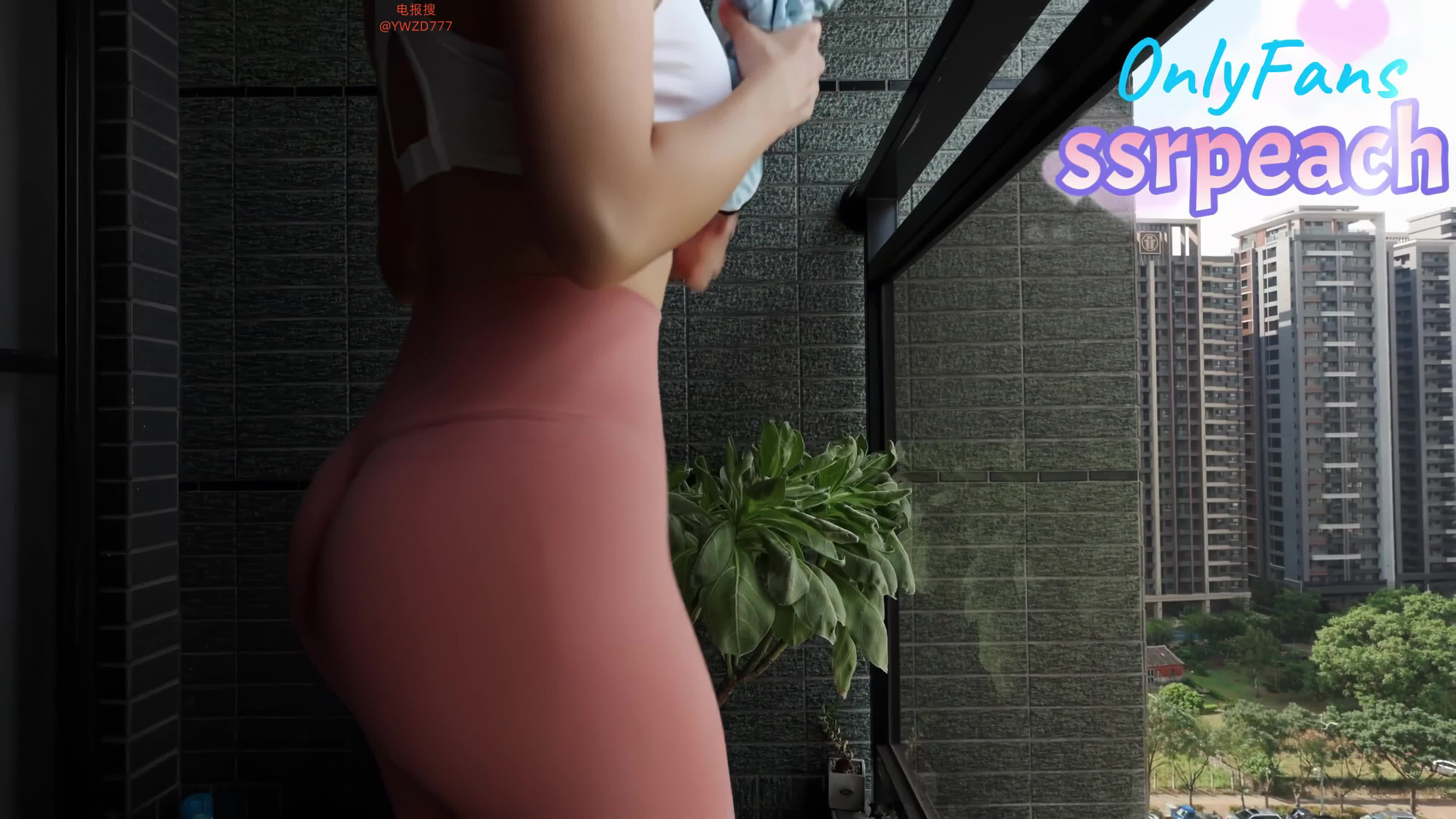精选集  穿着性感瑜伽裤背着男友偷情 说晚上还要和老公做爱 不让我内射 劲爆完美身材极度淫骚 喃喃淫语个不停 ~  #萝莉 #福利姬 #瑜伽 #博主
