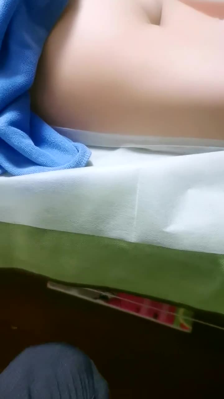 spa养生馆偷拍，阴毛浓密的少妇，按摩几下就水汪汪