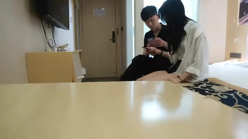 会所精品美臀外围，连体开档黑丝服务不错，跪着特写翘臀舔菊骑脸插嘴，侧入猛操扛起双腿点此查看更多