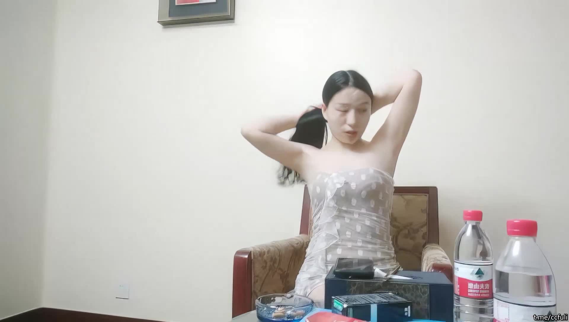 【#山鸡优选探花】重金忽悠足浴店少妇，2000块做她的第二个男人，白嫩风骚，金钱面前裸体求操点此查看更多