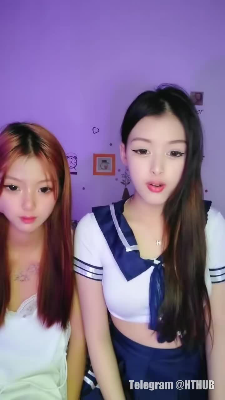 新人下海两个00后嫩妹！学生制服黑丝袜！点此查看更多