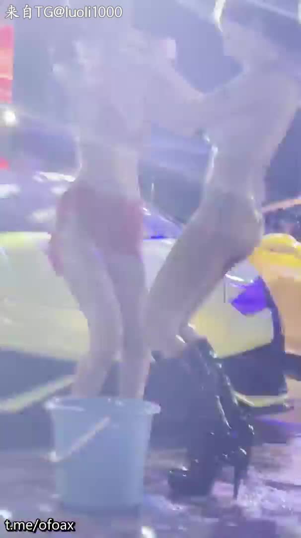 泰国豪车秀 三女贴身热舞 尺度惊人 奶球全漏 乳贴 爱抚