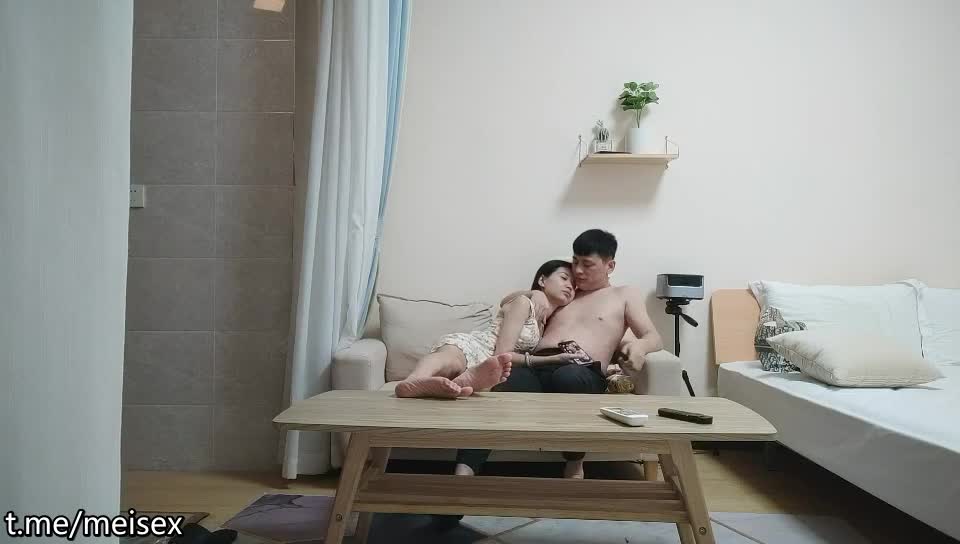 网聊新人少妇人妻！喝酒聊天再开操，伸进裙子猛扣穴，床上猛操爽翻