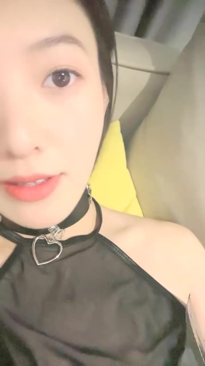 #04艺校学生 反差女神商场买保险套，裹上跳蛋自慰群内不仅可以找后续和bt资源，还有你想的那种资源
