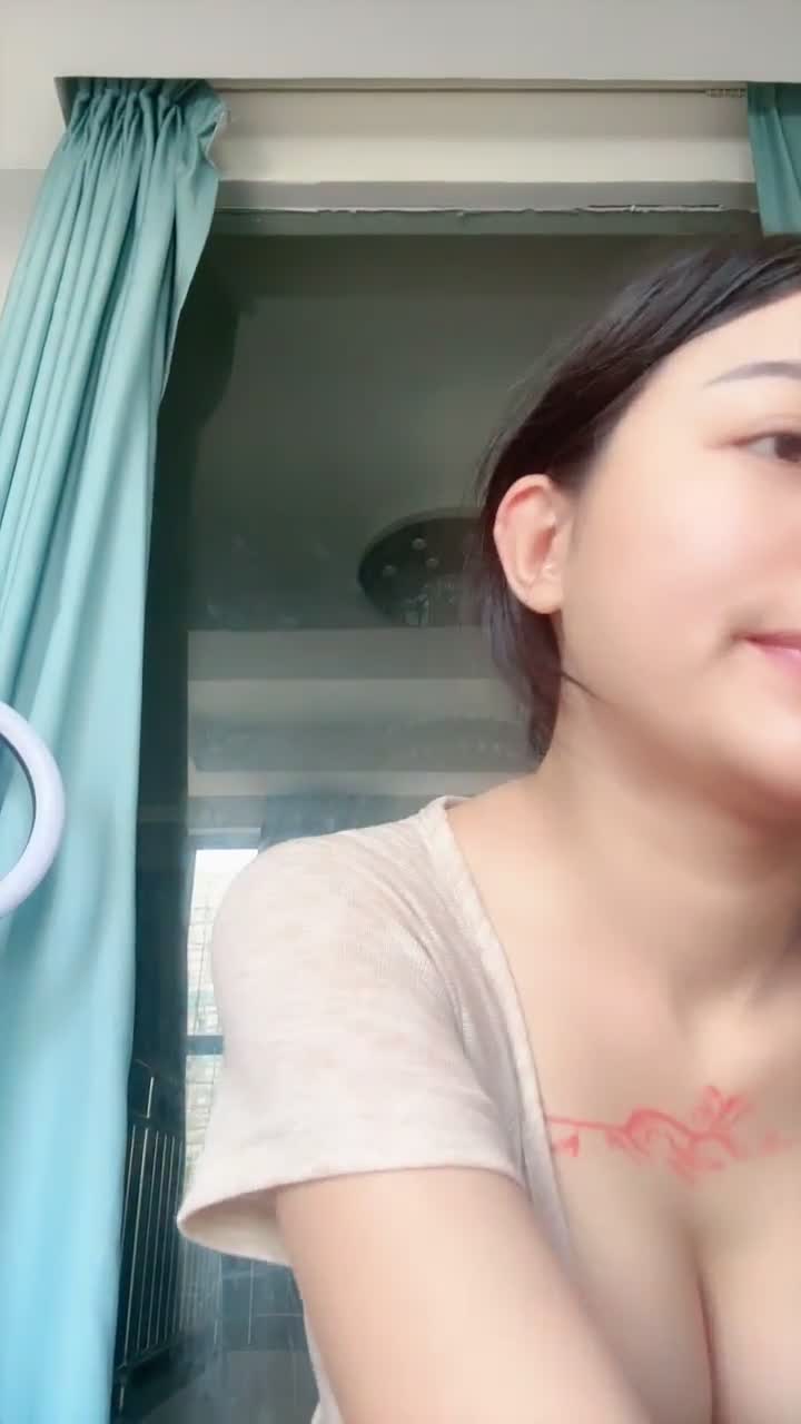 最新流出，良家G乳御姐【新人桃子】下海福利，劲爆骚舞大屌贴脸坐骑抠逼喷水