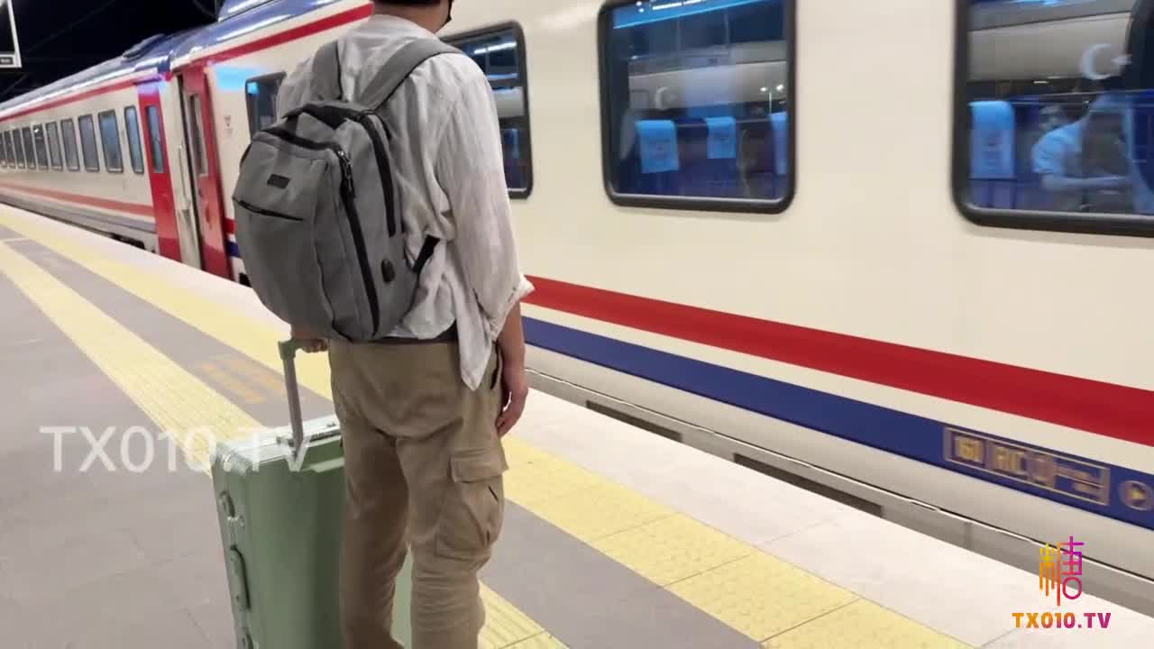 #糖心VLOG #美杜莎 反差婊女神 女王范大长腿黑丝骚货御姐 IT男高铁上操逼 真他妈刺激 厕所干到卧铺露出后入 口爆颜射点此查看更多