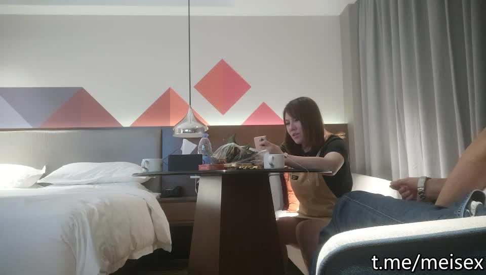 【#老马车行】06-28富婆良家少妇，酒店聊人生谈感情，舌吻揉胸推倒在床点此查看更多