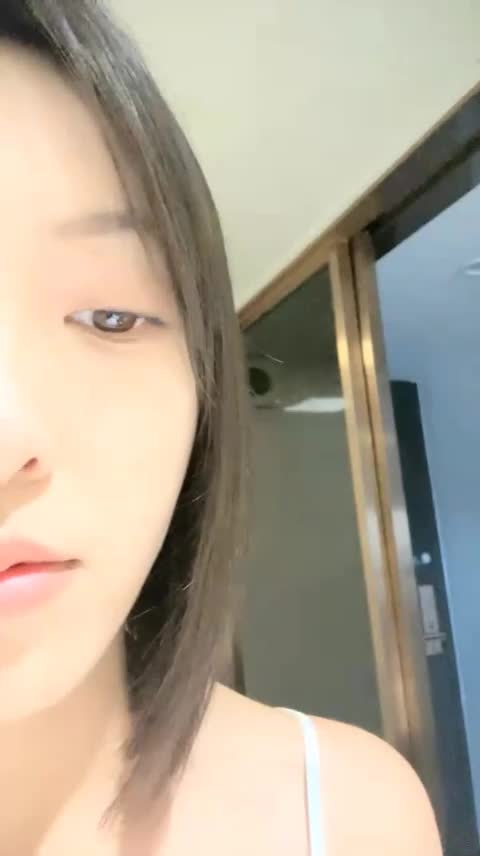 #04艺校学生 反差女神商场买保险套，裹上跳蛋自慰群内不仅可以找后续和bt资源，还有你想的那种资源