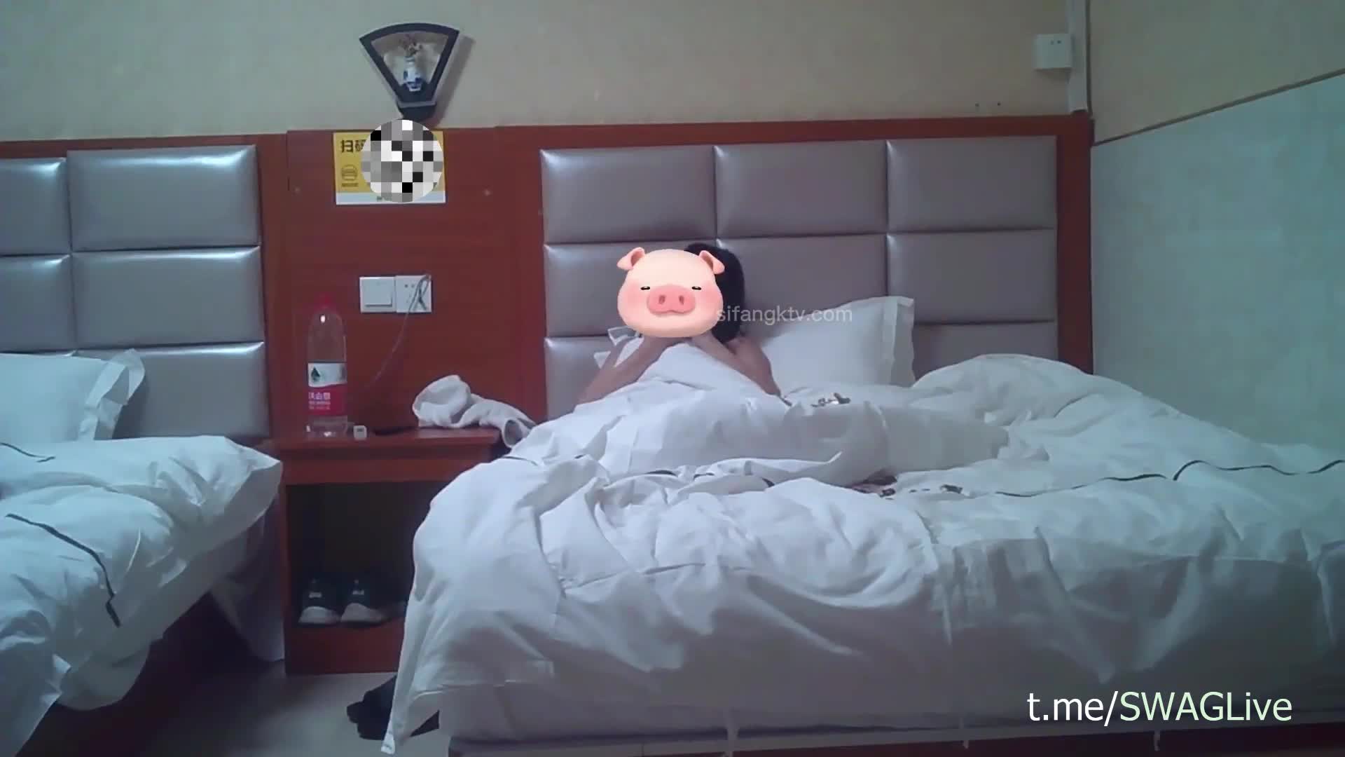 【极品️性爱流出】酒店再操18岁技校翘臀清纯美女 后入翘臀好舒服 小逼夹着鸡巴好紧好爽还以为是处女群内不仅可以找后续和bt资源，还有你想的那种资源