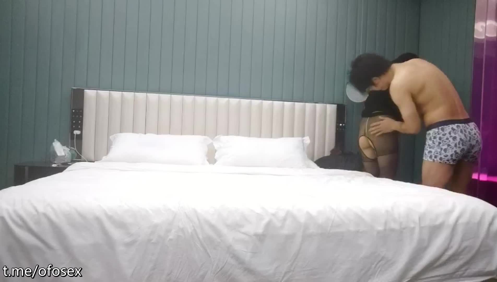 【利哥探花】大圈网红外围女神，黑丝美腿高跟鞋，大黑牛跳蛋震动穴，猛怼骚穴受不了#探花系列点此查看更多