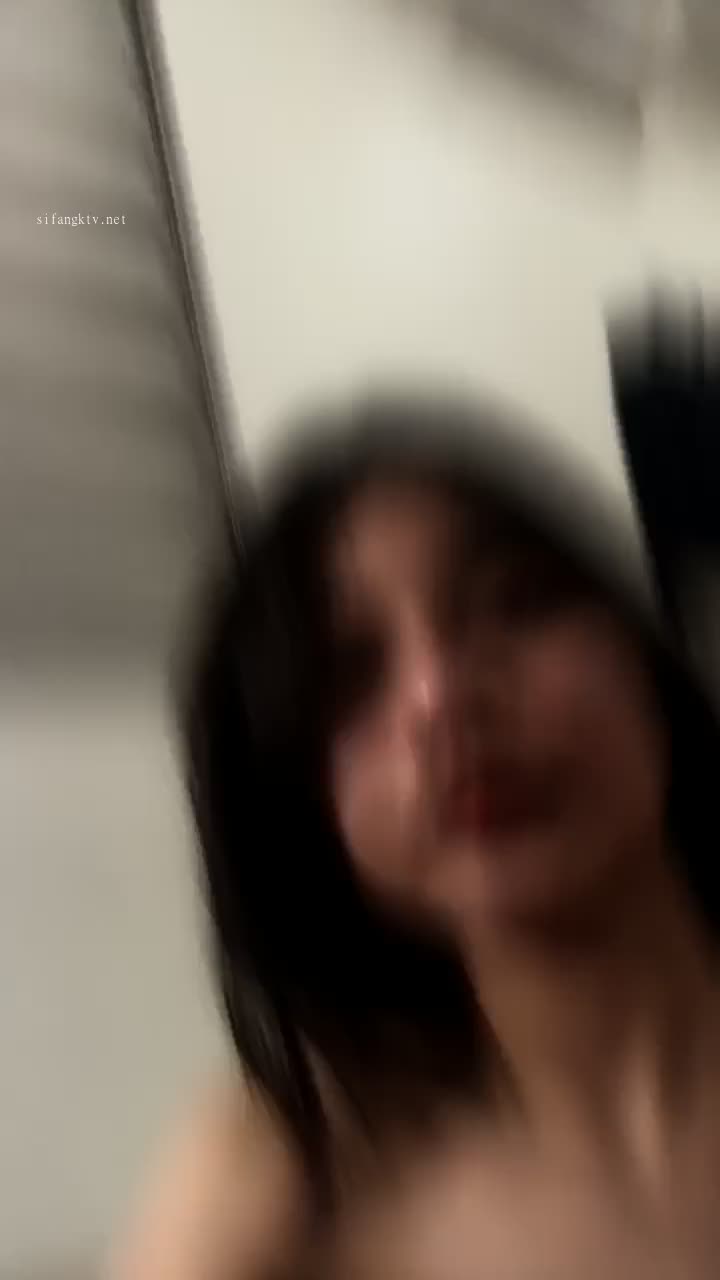 【#甜味女玩家】极品学生妹下海 宿舍直播~疯狂扣穴自慰！群内不仅可以找后续和bt资源，还有你想的那种资源