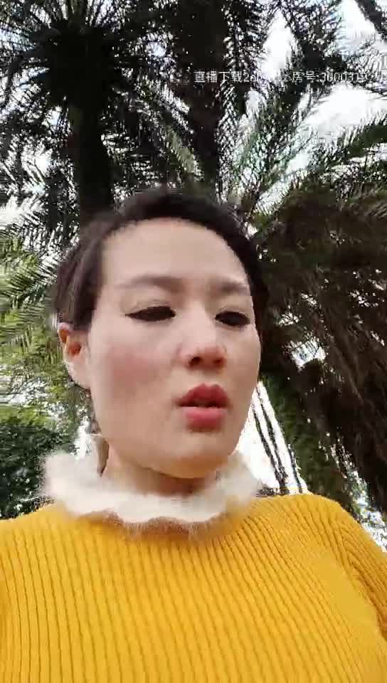 【少妇的诱惑】美熟女跟老公到果园野战 #野战 #露出 #野外点此查看更多