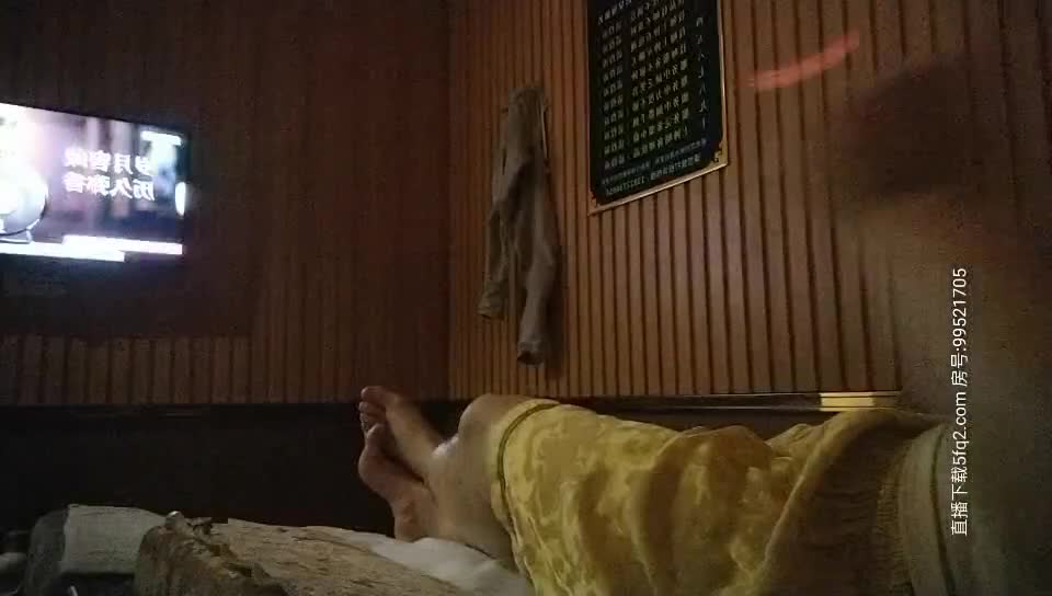 会所按摩被少妇技师撩拨的受不了，加钟约到旁边的KTV，直接在包厢厕所里操起来点此查看更多