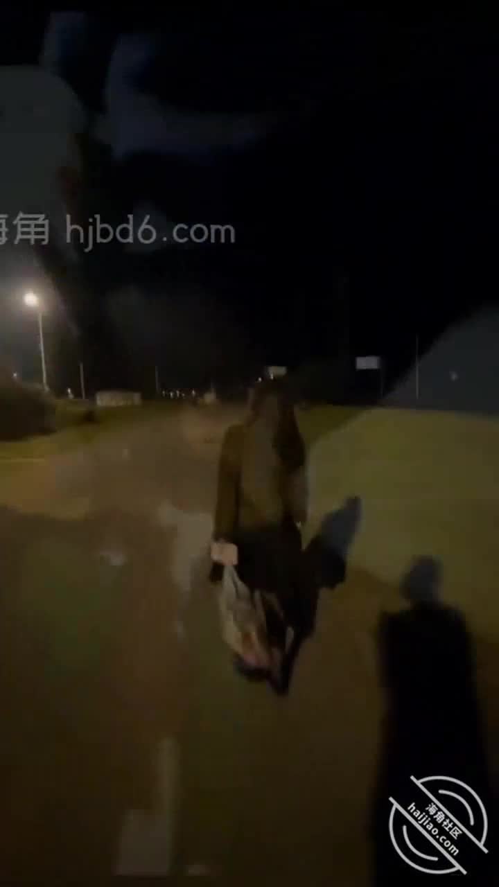 海角社区乱伦大神『晓彤表妹』新作-海边沙滩手撕黑丝爆操表妹 竟然给操喷了 高清点此查看更多
