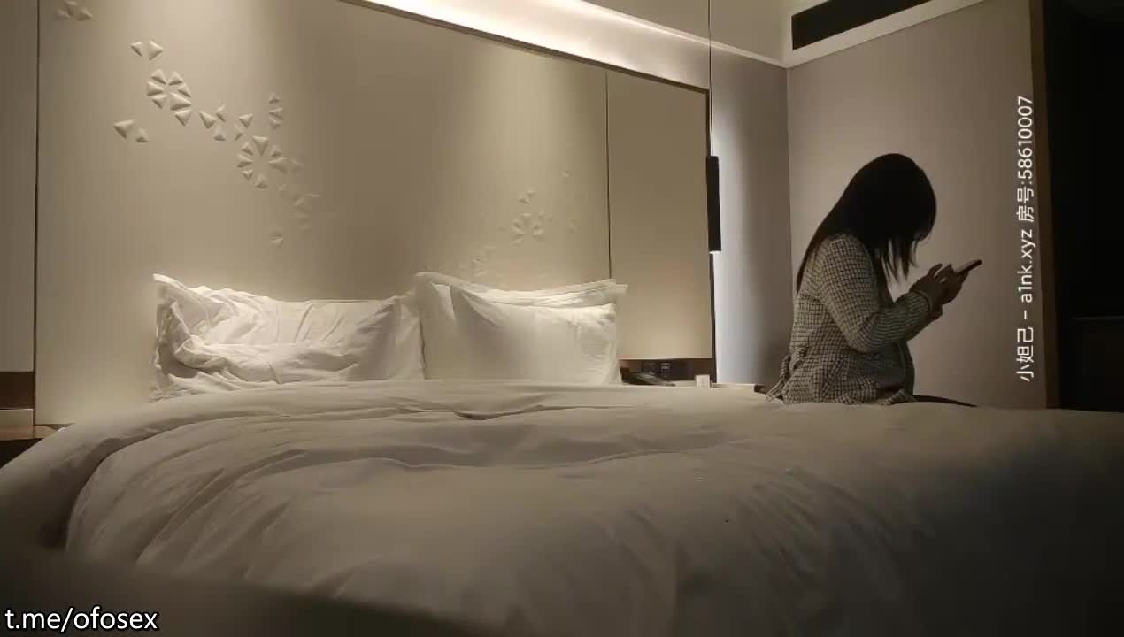 #69 #69 #69格子外套肉肉少妇，开档黑丝高跟鞋69姿势口交，被操的呼吸急促大叫好爽好爽点此查看更多