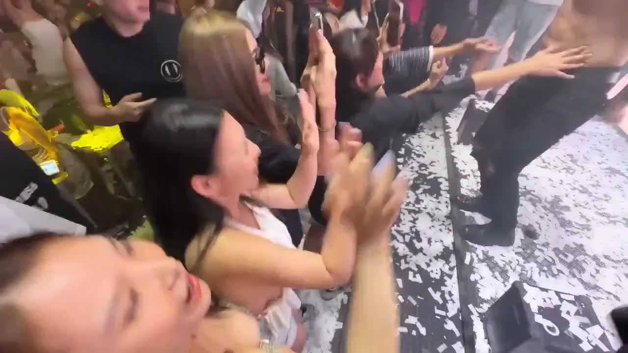 #倪娜 #nina_loveu步行在芭提雅红灯区狂欢后的英文老师女上位无套被中出、睡姦变态摄影趁英文老师熟睡…