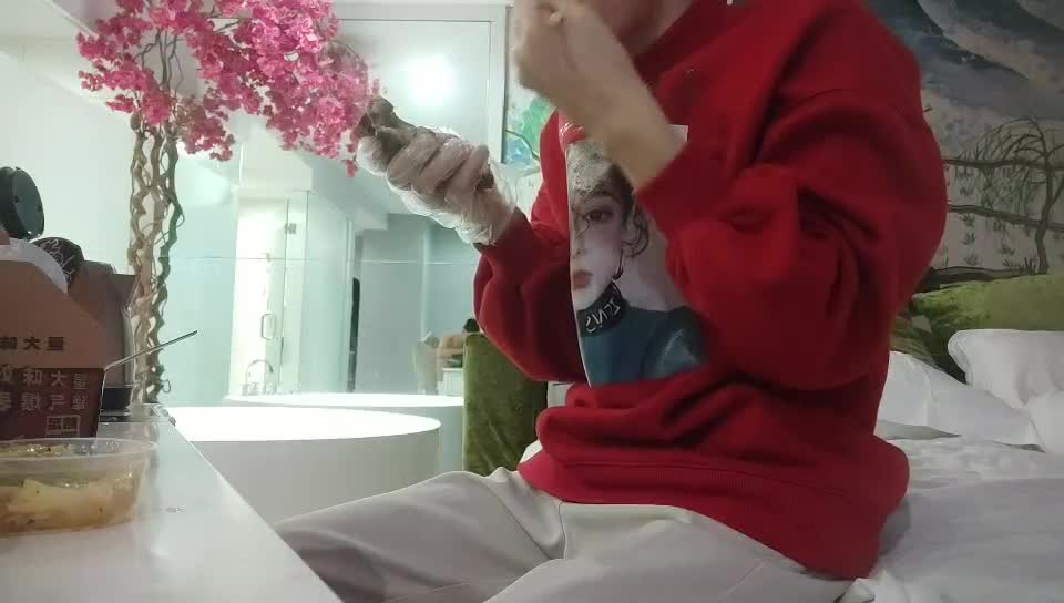 #爱情故事网恋奔现，32岁良家少妇，酒店偷情，共进晚餐，调情洗澡啪啪，无套内射，精液差点儿流到身上，精彩点此查看更多