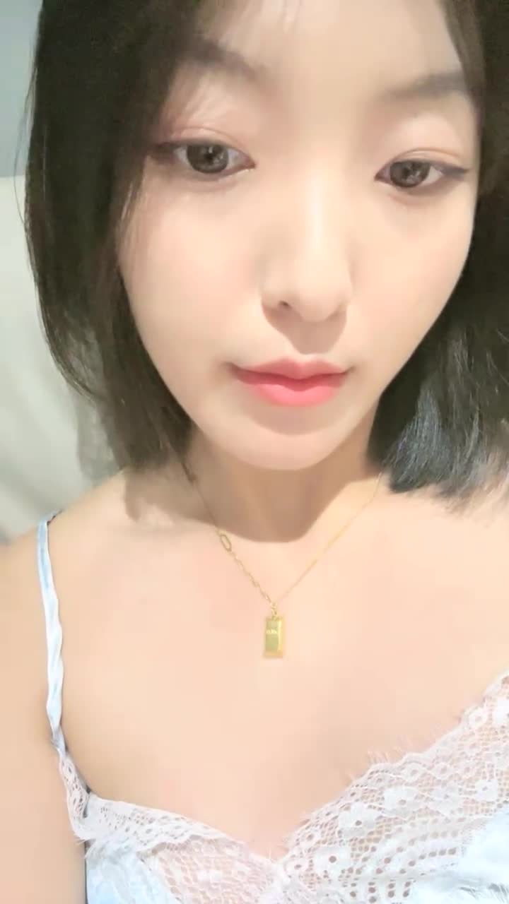 #04艺校学生 反差女神商场买保险套，裹上跳蛋自慰群内不仅可以找后续和bt资源，还有你想的那种资源