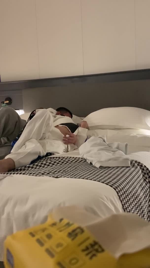 大神迪哥酒店约炮刚刚出来兼职的小姐姐 露脸猛操她的大肥