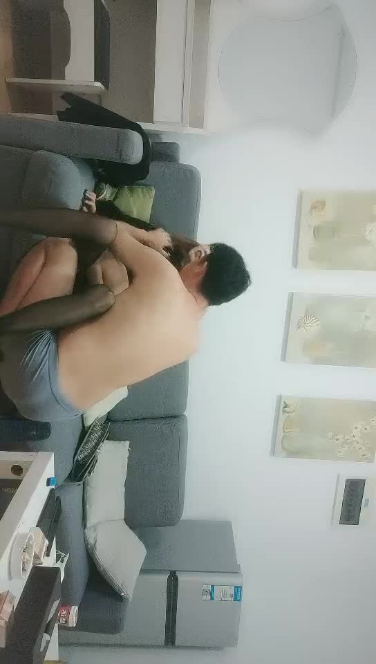 #小夏探花 11-21黑丝风骚小少妇，迫不及待扒掉衣服扣穴，深喉插嘴沙发上操，张开双腿打桩机，特写猛操屁股点此查看更多
