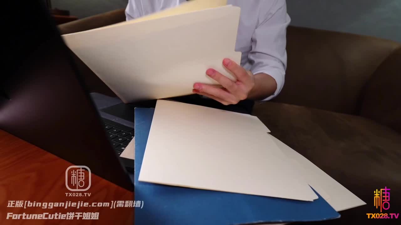 #饼干姐姐 #糖心vlog [职场霸凌] 欲女上司の加班惩罚, 口足调教控射, 骑乘后入到榨干为止!