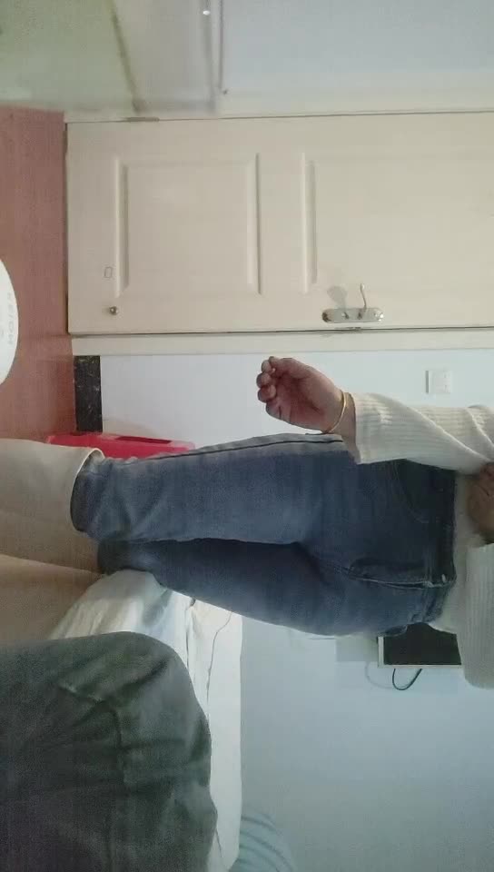 良家少妇，深夜相约，这个蝴蝶逼水真多，自己掰开求插，饥渴的跟没见过男人一样，小哥爽了