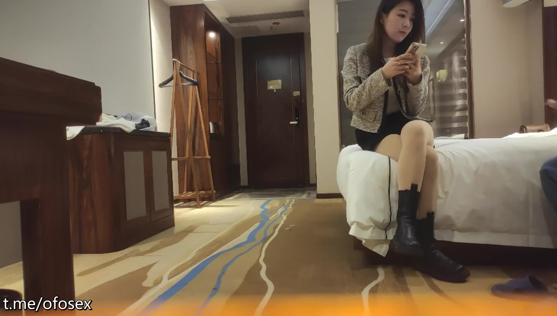 反差御姐美女数完现金，黑丝撕开口交后入，极品模特身材，小仙女妩媚诱惑点此查看更多