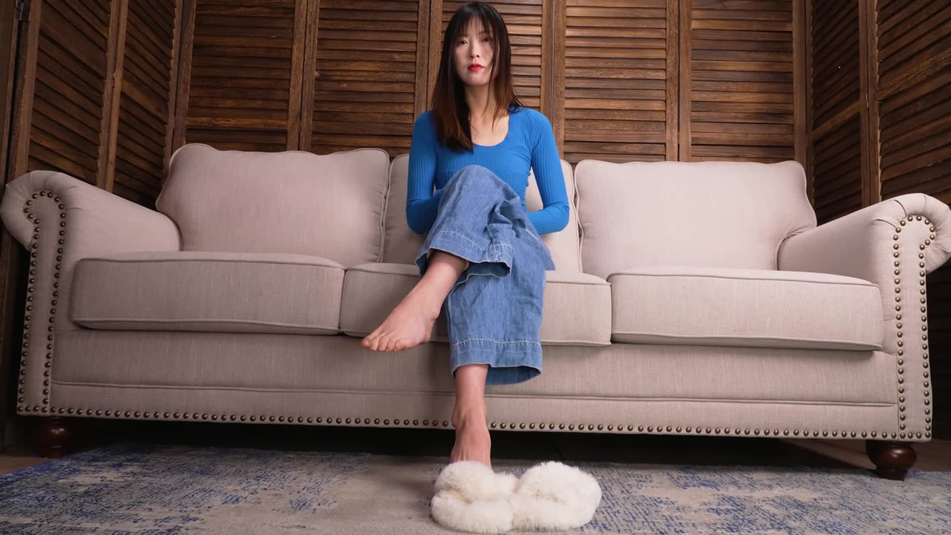 #脚模系列 #单人足模 王佳 棉拖鞋 裸足 牛仔裤 黑丝短袜 秀足点此查看更多