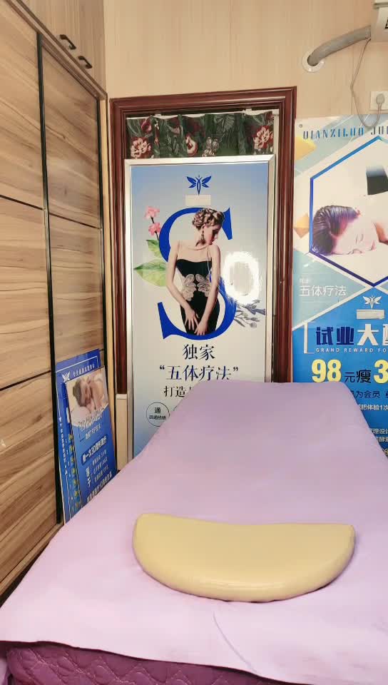 勾引技师给她老公打电话草她，按摩店双飞黑丝女技师#自拍 #国产 #按摩 #spa