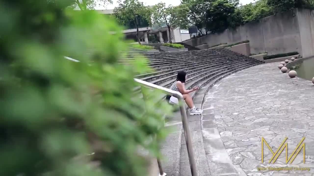 #李薇薇 #麦尼传媒处男尾随可爱妹子回家, 没想到结局竟意外超展开!