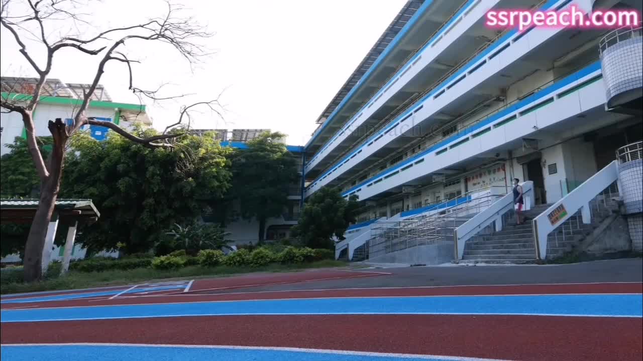 #ssrpeach #Ellie北一女大生在操场跑步时抽筋, 被体育老师带到保健室按摩