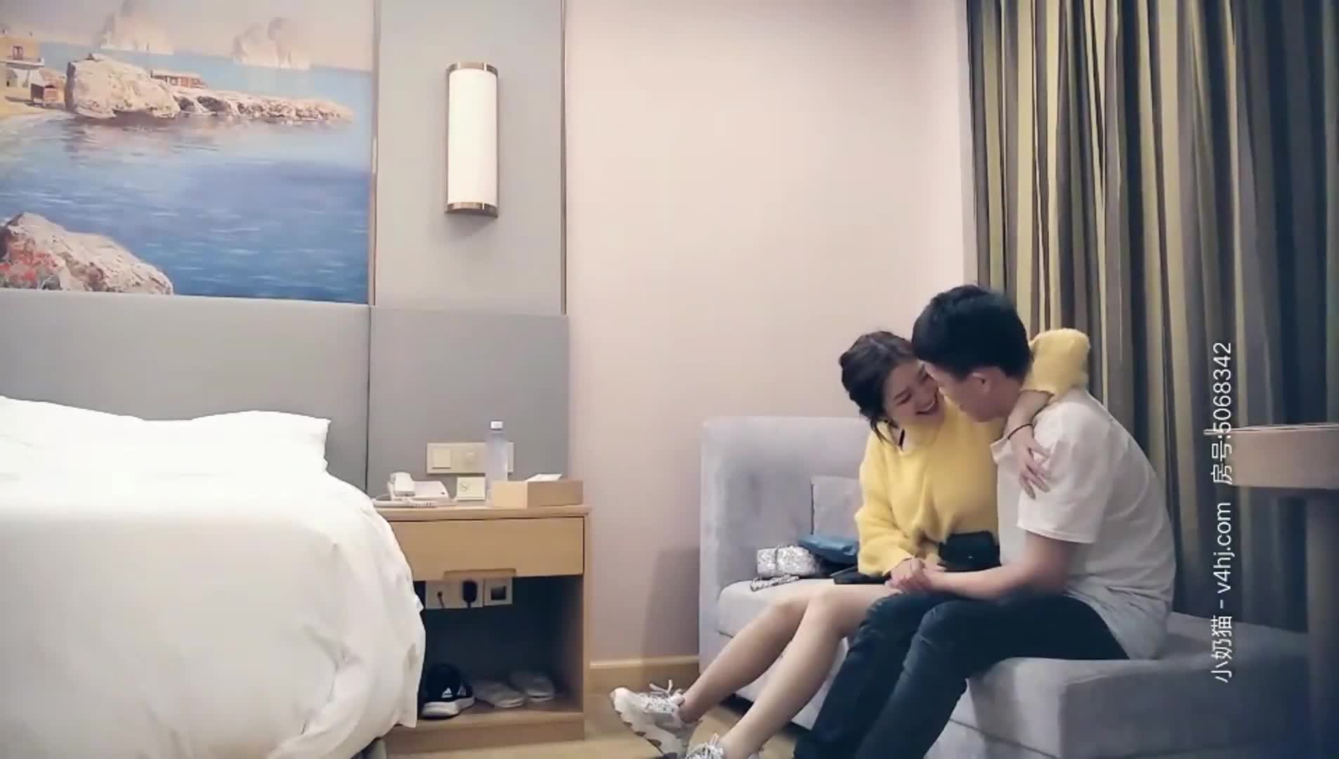 [ #七天探花白虎妹] 第4弹 网红白虎妹实在是太有感觉了, 先臀交再埋头舔骑乘无套爆操内射 持续输出搞舒服了