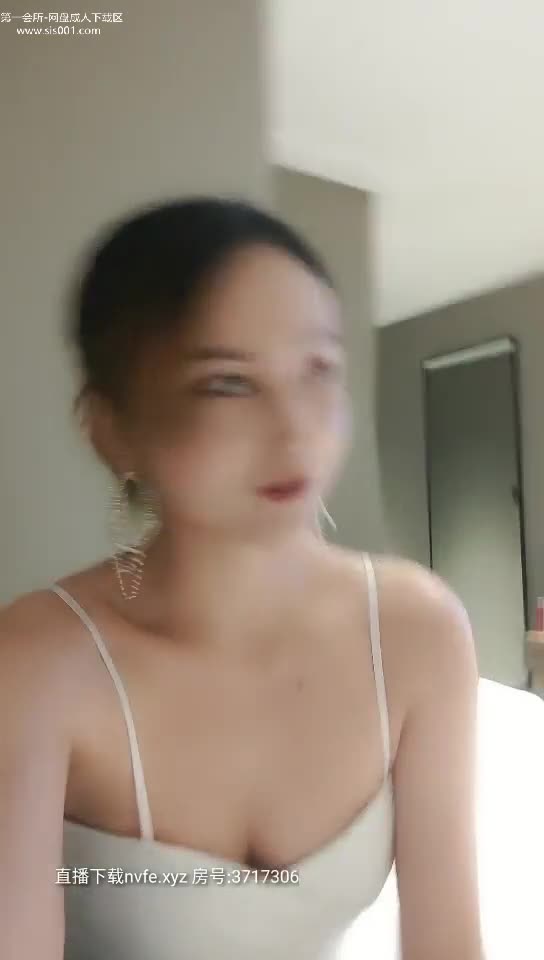 4个小伙和1个漂亮小少妇酒店开房喝酒猜拳，输了脱衣服玩游戏，身材好皮肤白前凸后翘上下粉嫩，刺激有趣淫荡真会玩