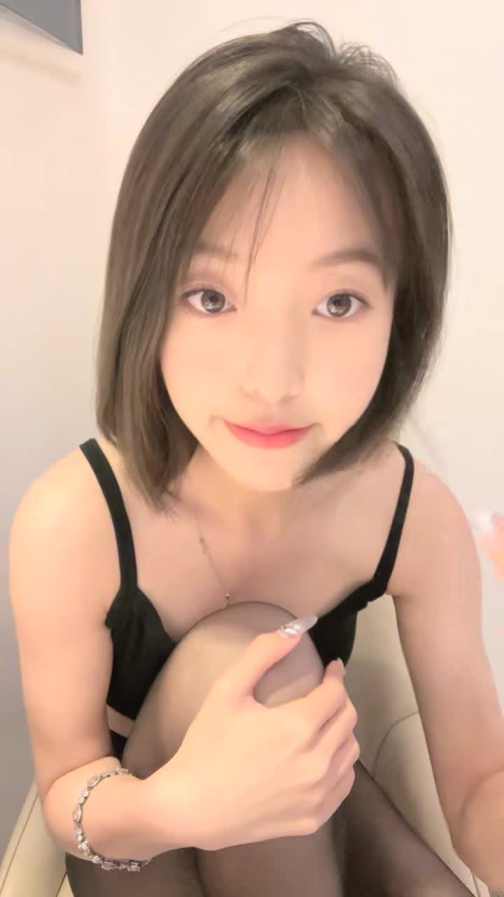 #04年艺校学生 短发甜美妹子，黑丝小背心，娇小身材贫乳，多毛骚穴炮友揉捏
