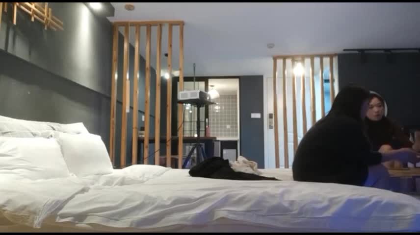 今晚约了一对小夫妻，气质美少妇先打扑克聊聊天培养感情，气氛到位了交换4p一起爆操 #换妻 #4p