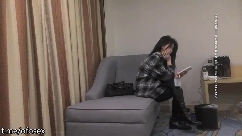 约了个高筒靴少妇沙发上啪啪，蹲着口交上位骑坐站立后入大力猛操速游VPN跑满千兆只做最快