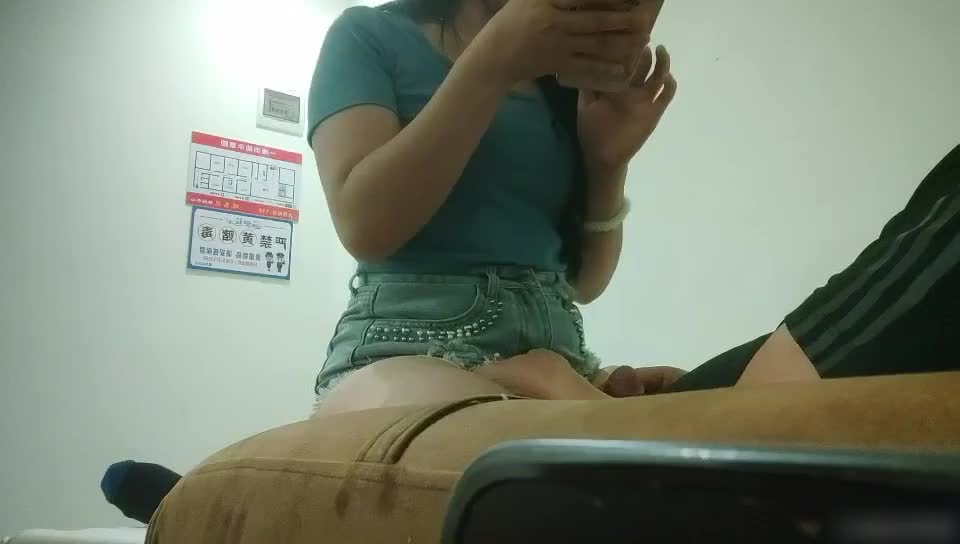 探访按摩店 足疗女技师舒舒服服的按摩，遇到帽子叔叔查房，走后急忙拨开短裤磨蹭插入