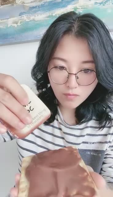 闷骚的良家少妇，全程露脸很有气质，脱光了尿尿给你看，揉奶玩逼掰开给狼友看特写直播主播录屏