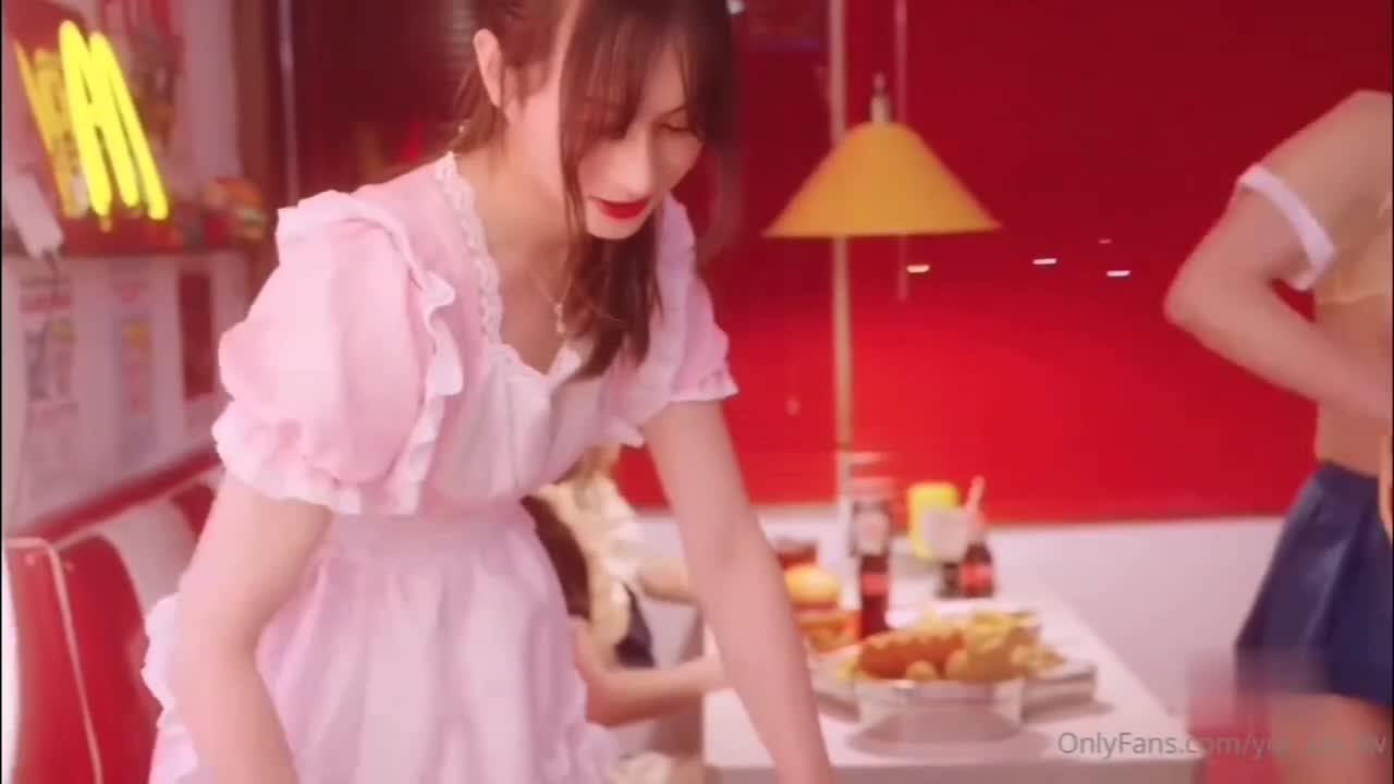 #辛尤里 多女快餐店之餐厅吃肉棒