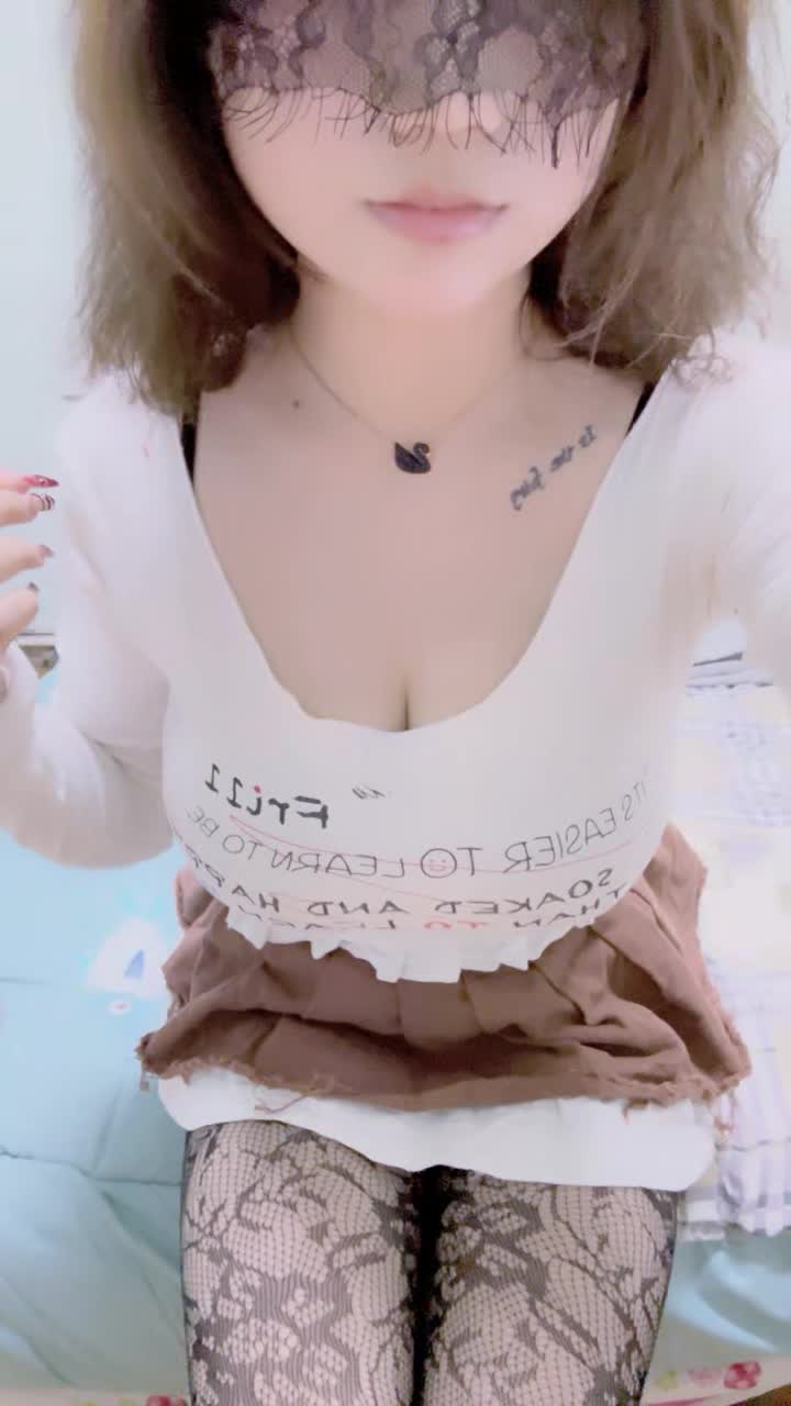 顶级美乳E罩杯嫩妹妹! 一对豪乳又白又大! 性感吊带网袜, 极品美臀地上假吊骑坐, 被炮友震动棒玩穴国产 主播 巨乳 E罩杯