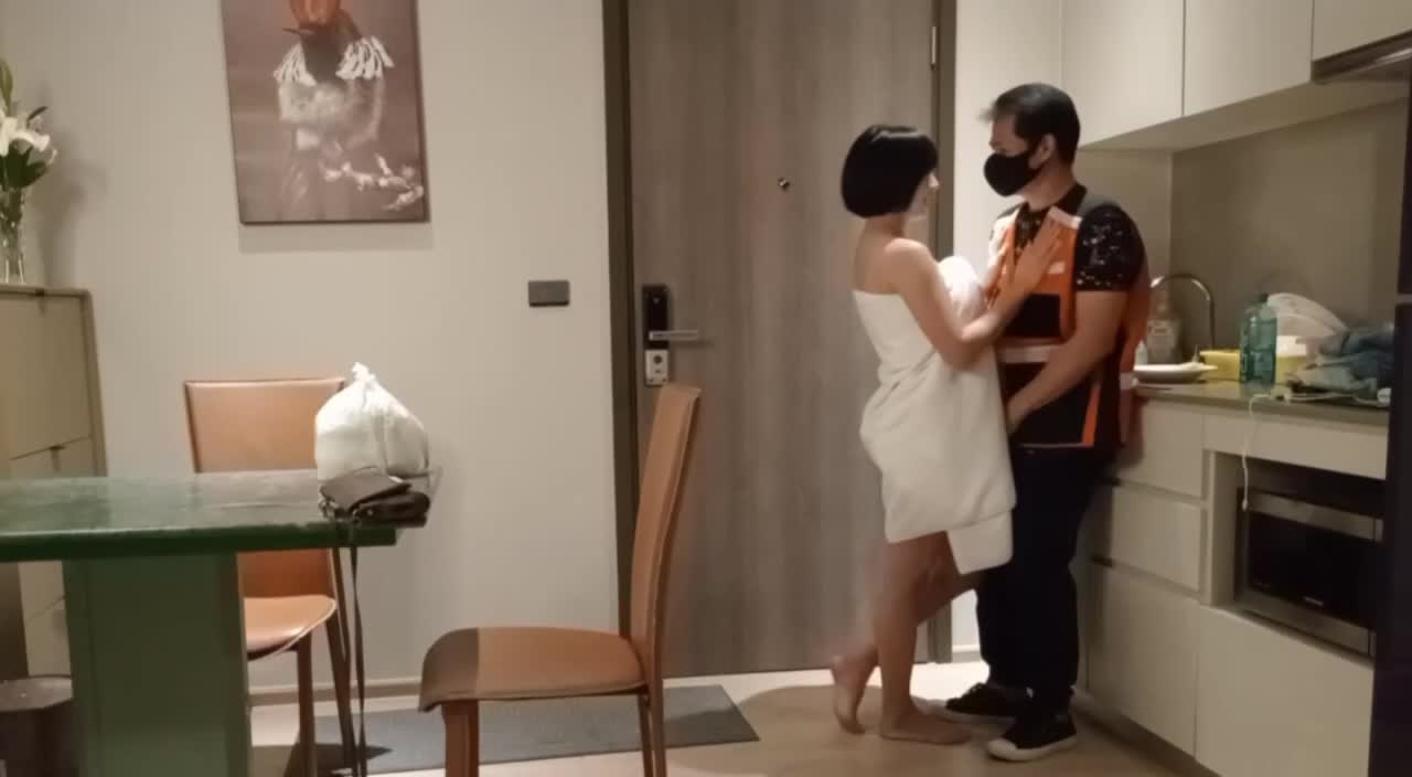 淫荡少妇诱惑外卖小哥 厨房直接开干