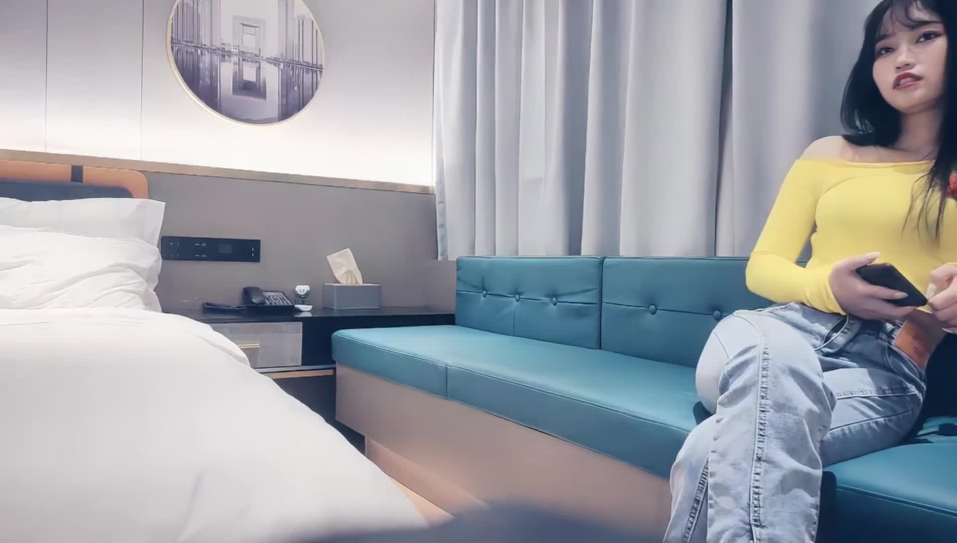 [探花精选] 黄衣服牛仔裤外围妹子, 毛毛浓密掰穴摸逼, 镜头前口交舔屌, 双腿肩上扛抽插猛操