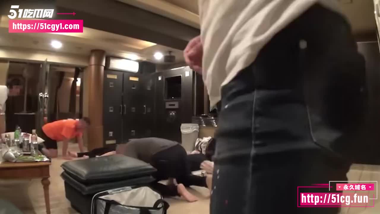 歹徒入室迷晕极品母女 诱人的粉嫩鲍鱼极具诱惑 操完妈妈干女儿 无意识摆弄骑乘内射！#迷奸 #人妻 #后入 #强奸 #双飞