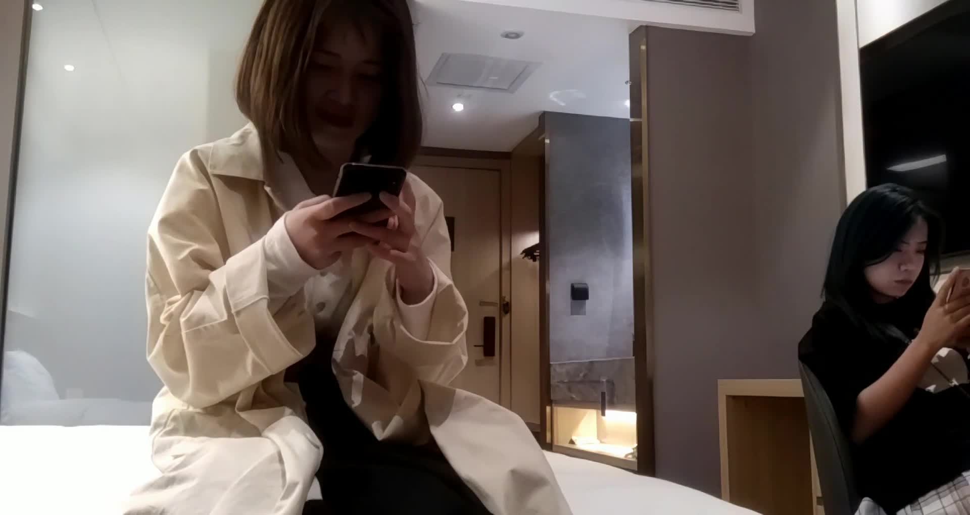 【#全国探花】约两个小萝莉上门，选中短发小萌妹，乖巧听话抠穴抽插花式展示