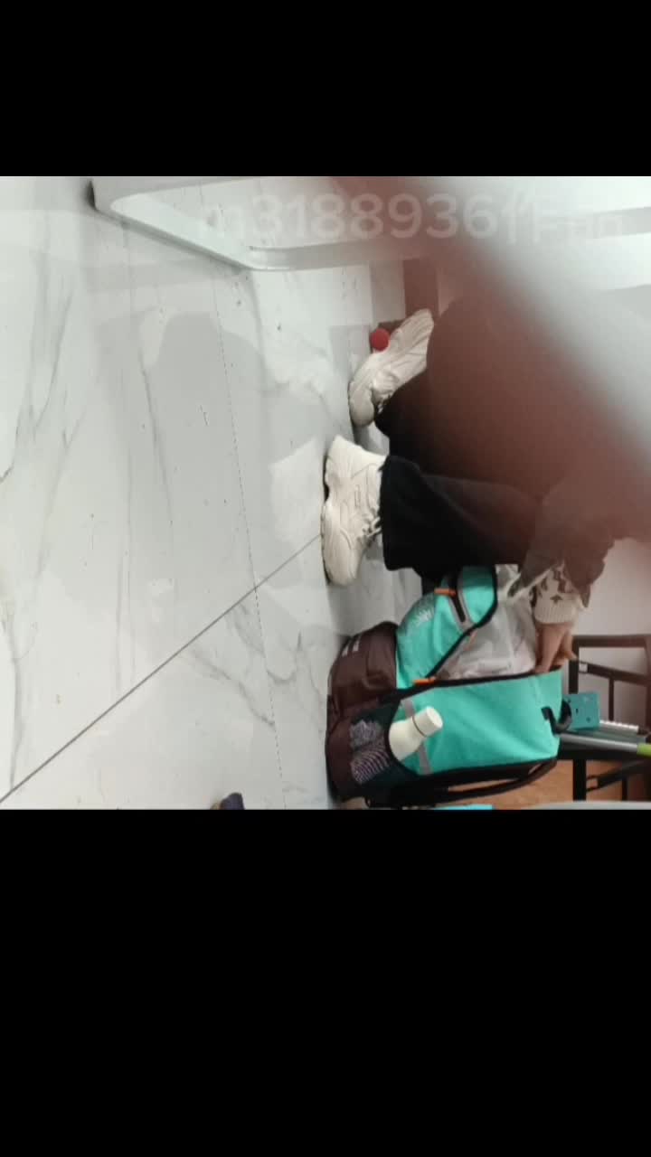 58家政人妻逼瘾犯了, 穿白色老爹鞋借口来我家打扫卫生, 实则来偷情做爱, 到我家还给我装, 我直接当她面看黄片, 期间多次聊她老公