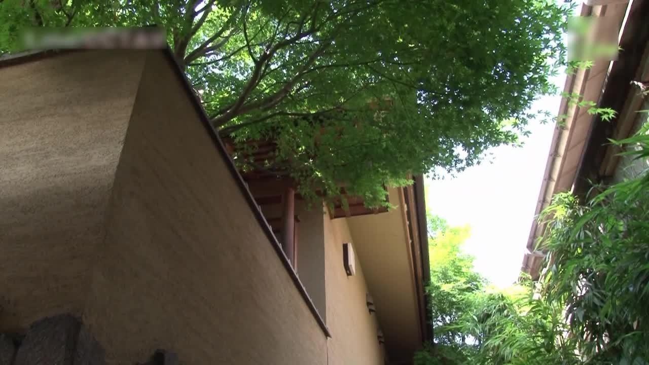 #日本 #中文字幕 淫荡好色的人妻少妇 不停的色诱勾引继子的同学 让他一步步的深陷其中 -1