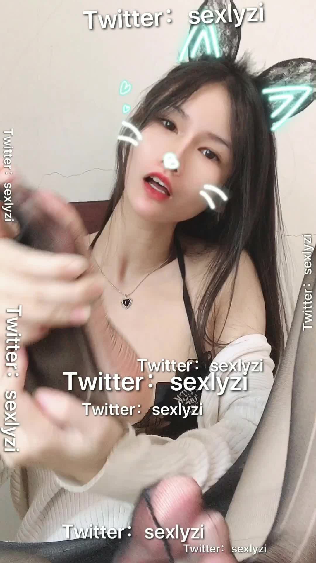 楽见 露脸黑丝情趣舔脚